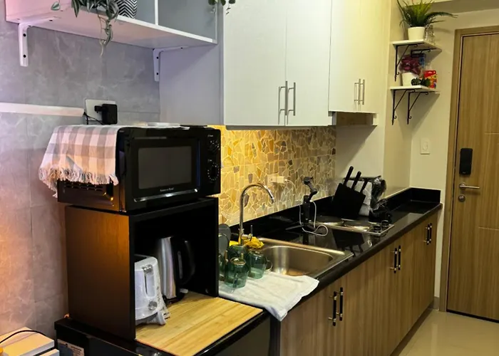 Evergreen Suite- 1 Bed 1 Sofa Bed, Light Sync Tv Manila